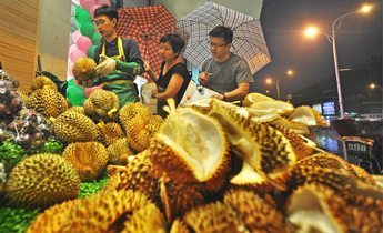 Aside w7pdj1 chinese consumers wait in line to buy golden pillow durians web