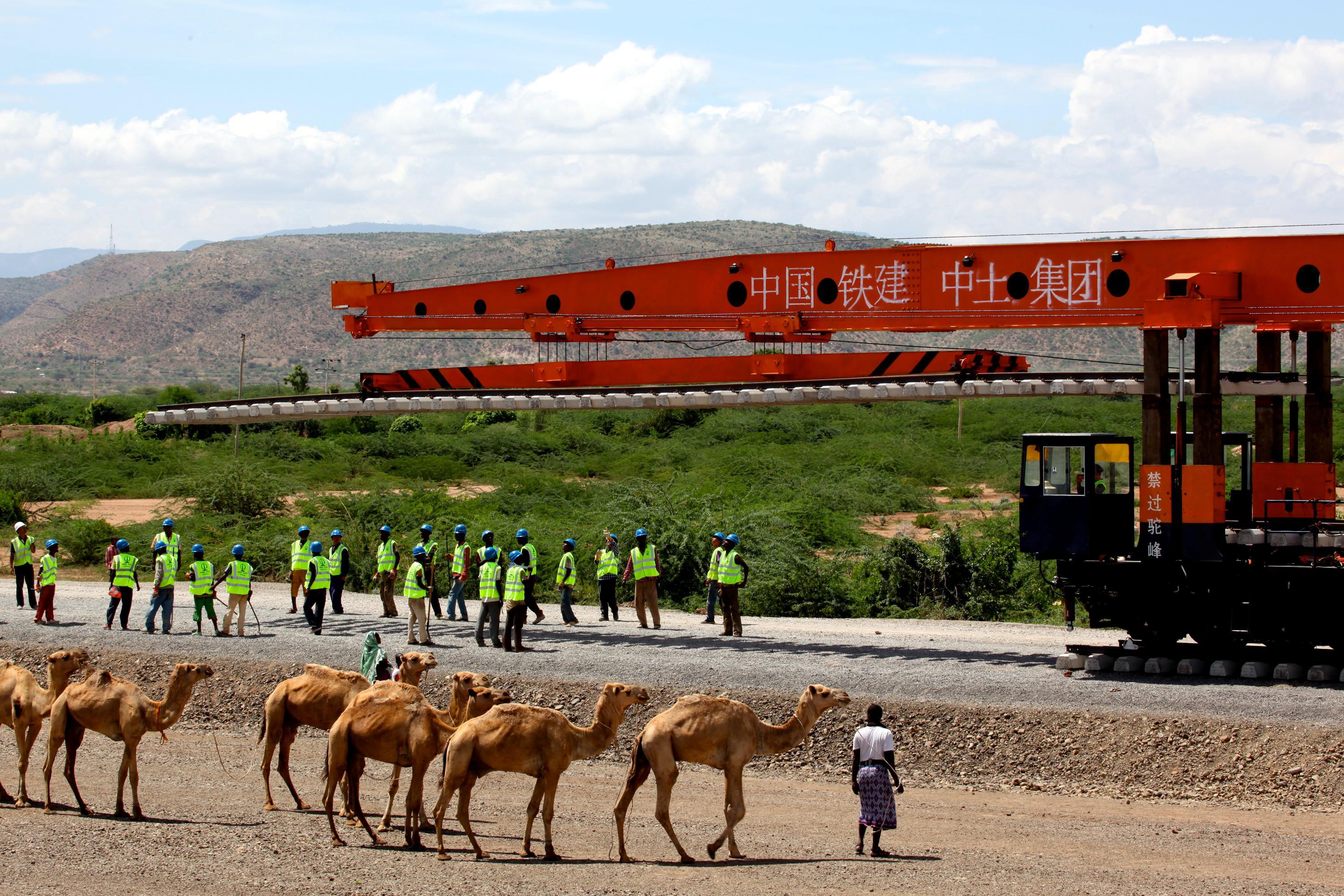 Железные дороги африки. Железной дороги Аддис-Абеба – Джибути. Железная дорога ЮАР. Железная дорога в Африке. Поезда в Африке.
