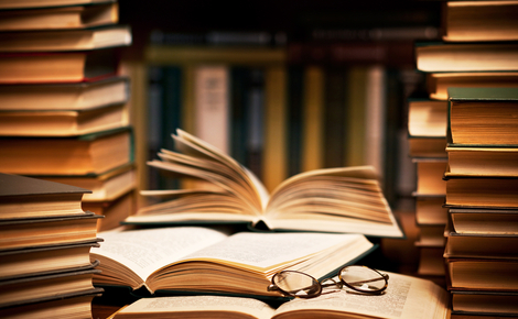 Sidebar_picture-of-a-stack-of-books-with-some-harry-potter-glasses