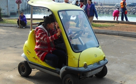 Sidebar electric car in haikou park