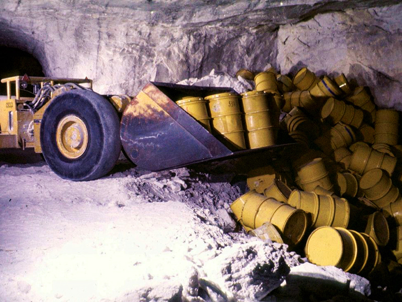 Barrels of radioactive waste in the Asse II storage cavern in 1975. Photo: Federal Office for Radiation Protection