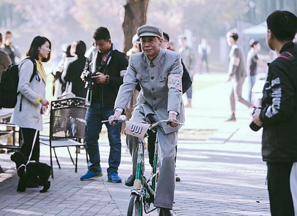 Photographs from Beijing's vintage bike ride