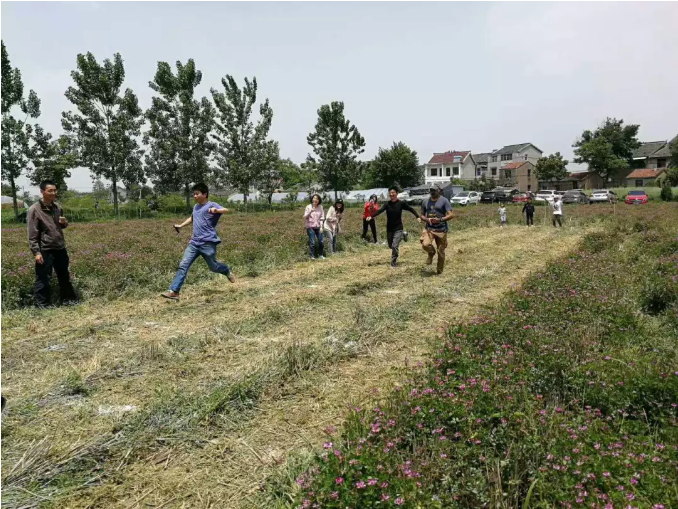 A family relay race at Time Farm. The farm hopes events like its sports day will strengthen relationships with consumers. (Image: The Fifth Phase Community)